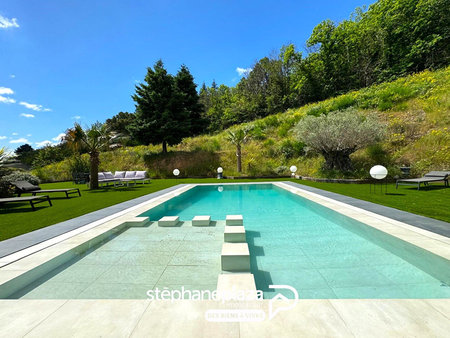 Photo OPPORTUNITE - Exceptionnelle maison de Luxe de 411 m² sur un terrain de 13200 m² image 4/6