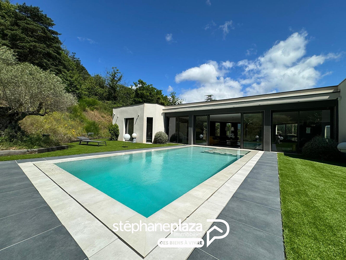 Photo OPPORTUNITE - Exceptionnelle maison de Luxe de 411 m² sur un terrain de 13200 m² image 5/6