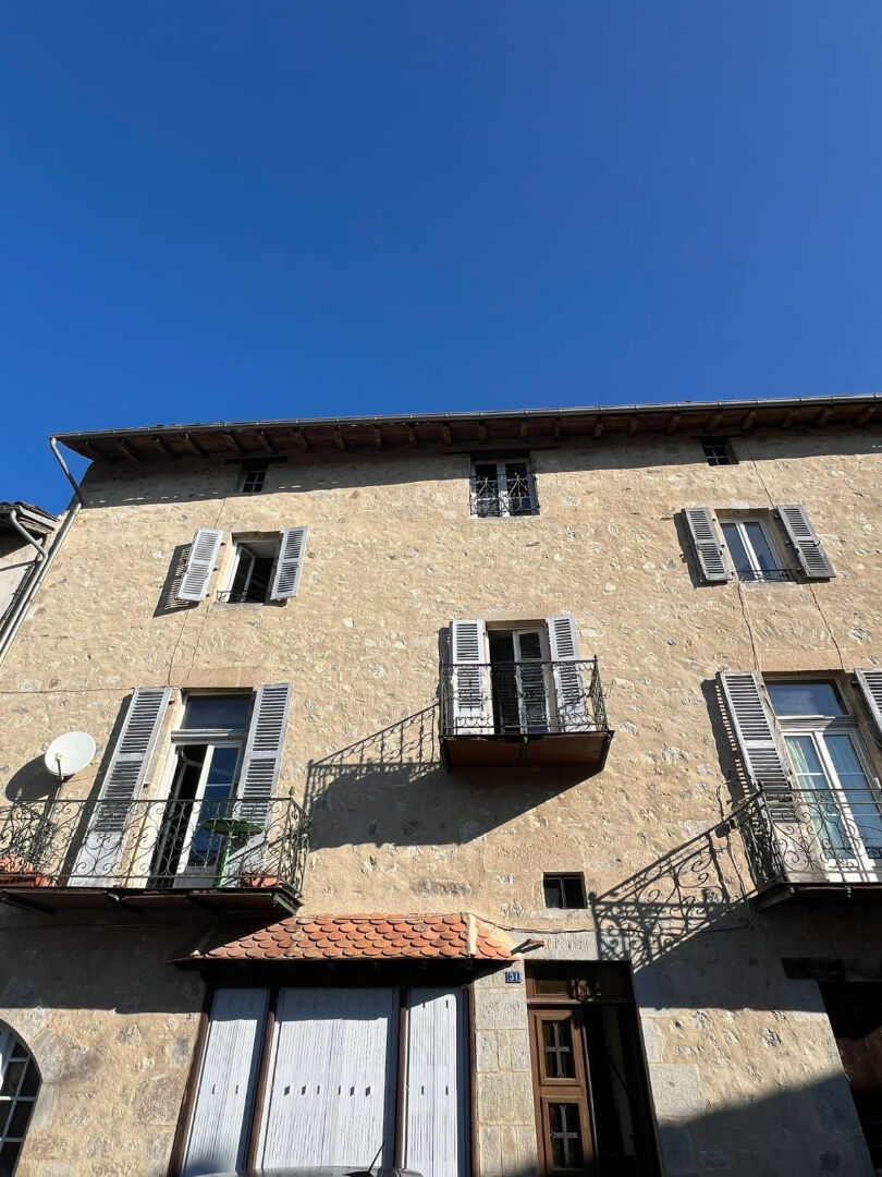 Immeuble Laroquebrou 6 pièce(s) 335.27 m2