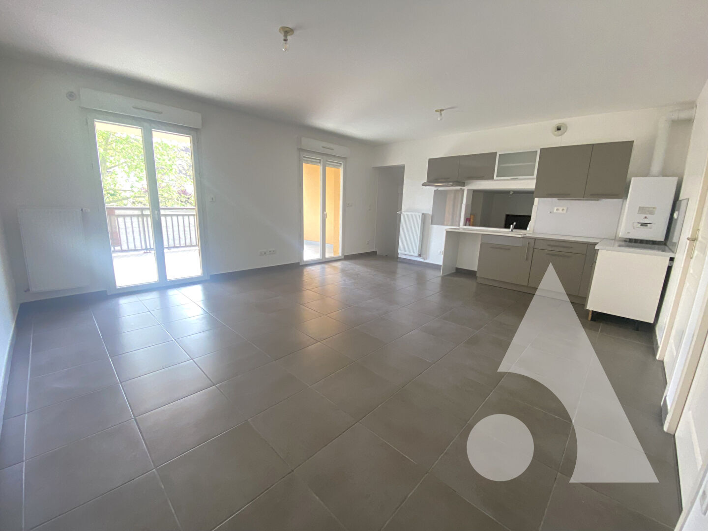 APPARTEMENT LUMINEUX AVEC TERRASSE - 2 CHAMBRES - CREPY EN VALOIS