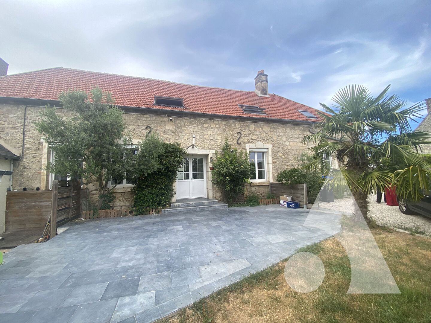 MAISON 4 CHAMBRES AVEC GRANGE DANS LA VALLEE DE L'AUTOMNE