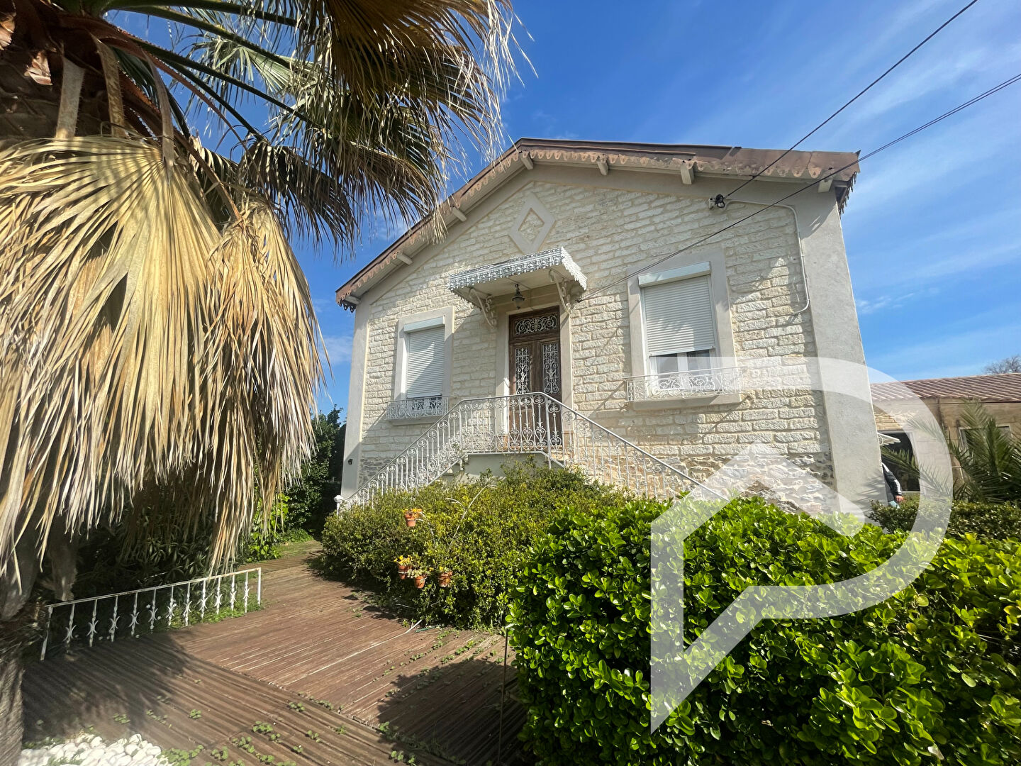 villa de caractère avec piscine   garage et dépendances  250 m2 env