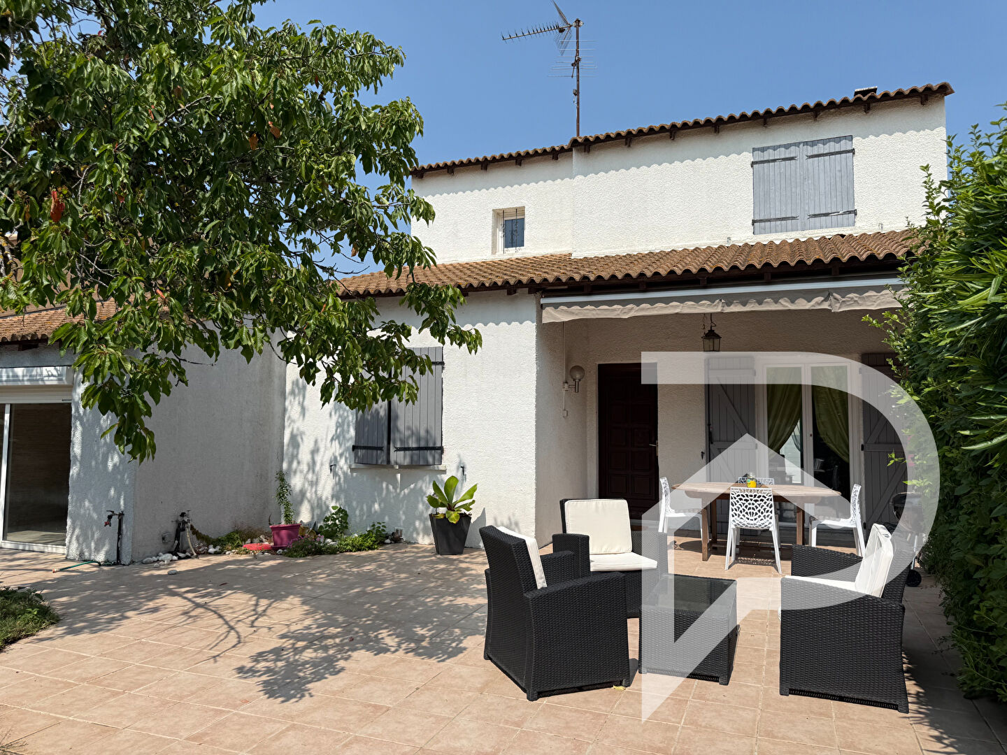 Villa 4 pièce(s) 102 m2 a La Peyrade avec piscine