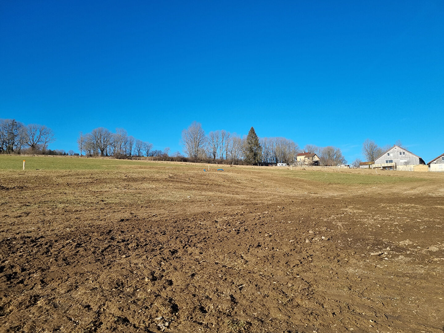 Photo Terrain constructible viabilisé de 617m2 à La Longeville image 3/4