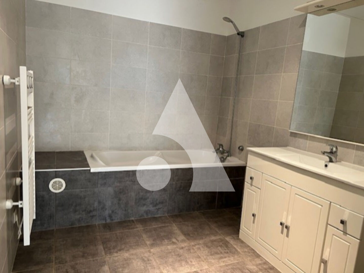 Photo Appartement Neyron 5 pièce(s) 125.50 m2 avec jardin image 6/6