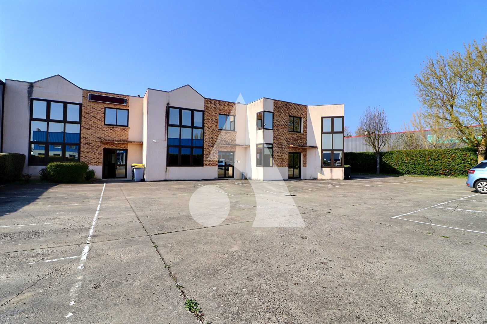 Local commercial de 728 m² avec revenus locatifs / Opportunité investisseur à Boissy-l'Aillerie