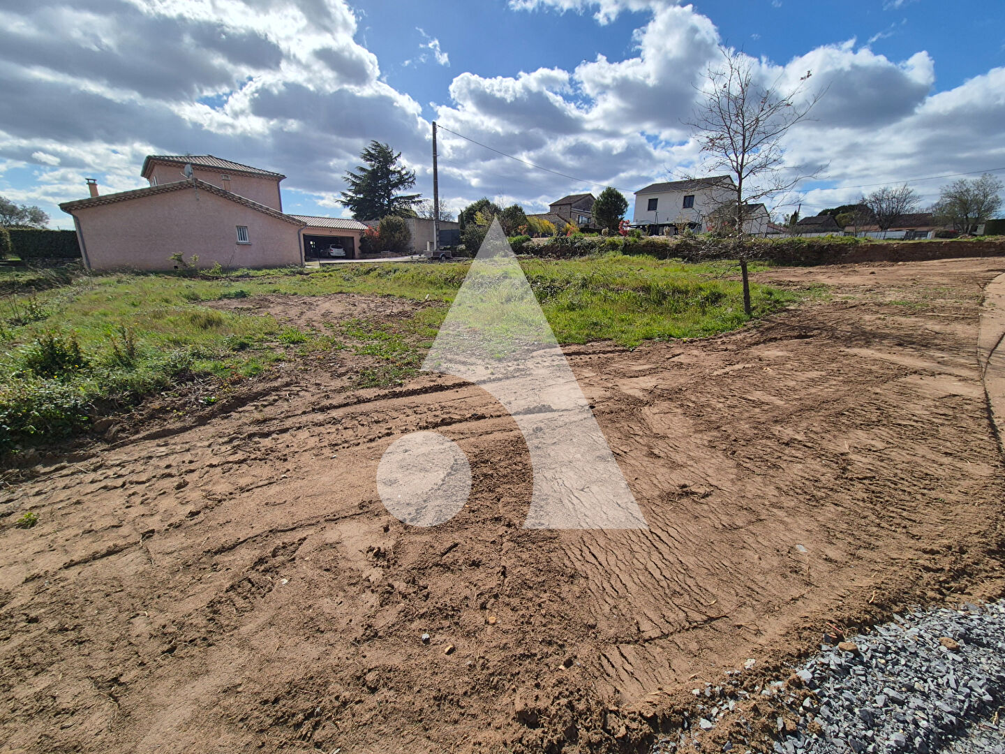 Terrain constructible viabilisé de 829 m²