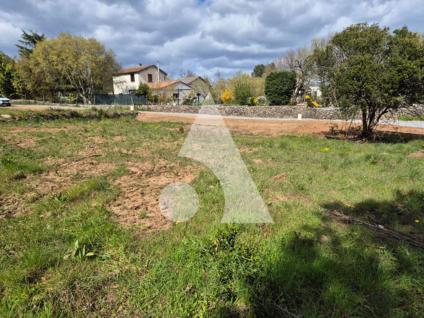 Terrain à bâtir viabilisé de 768 m² dans un environnement privilégié