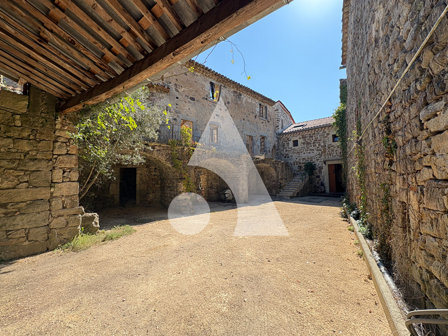 Maison en pierre à vendre aux Assions. Proche Les Vans. Charme authentique, dépendances et fort potentiel