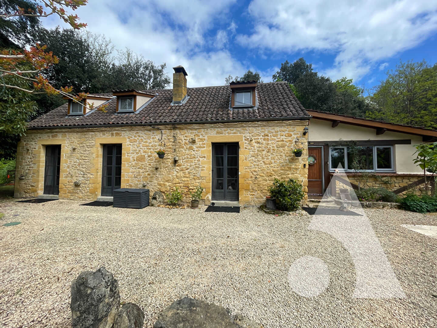 Charmante maison en pierre avec gîte, sur plus de 2 hectares de terrain à Sainte-Mondane