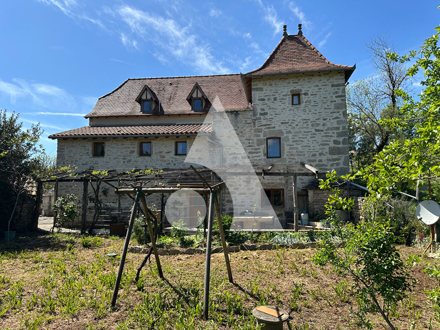 Ensemble de deux maisons individuelles 334m², 9 chambres, 11 pièces à Brengues avec piscine et annexes.