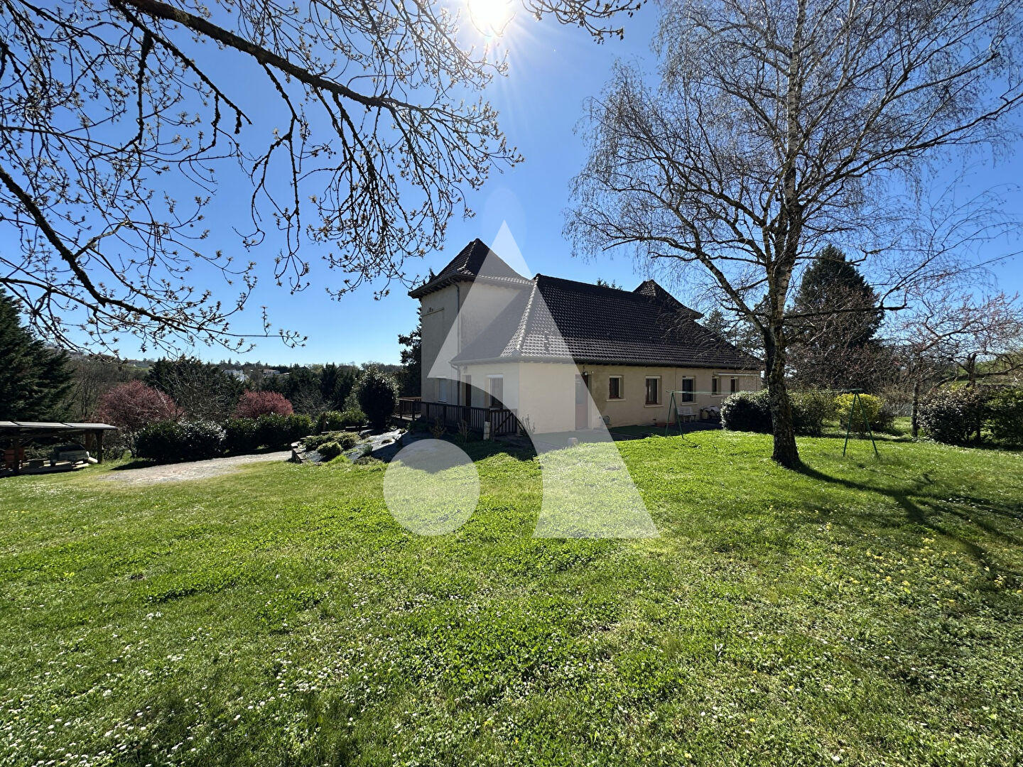 Maison Capdenac 234m², 10 pièces, 8 chambres.