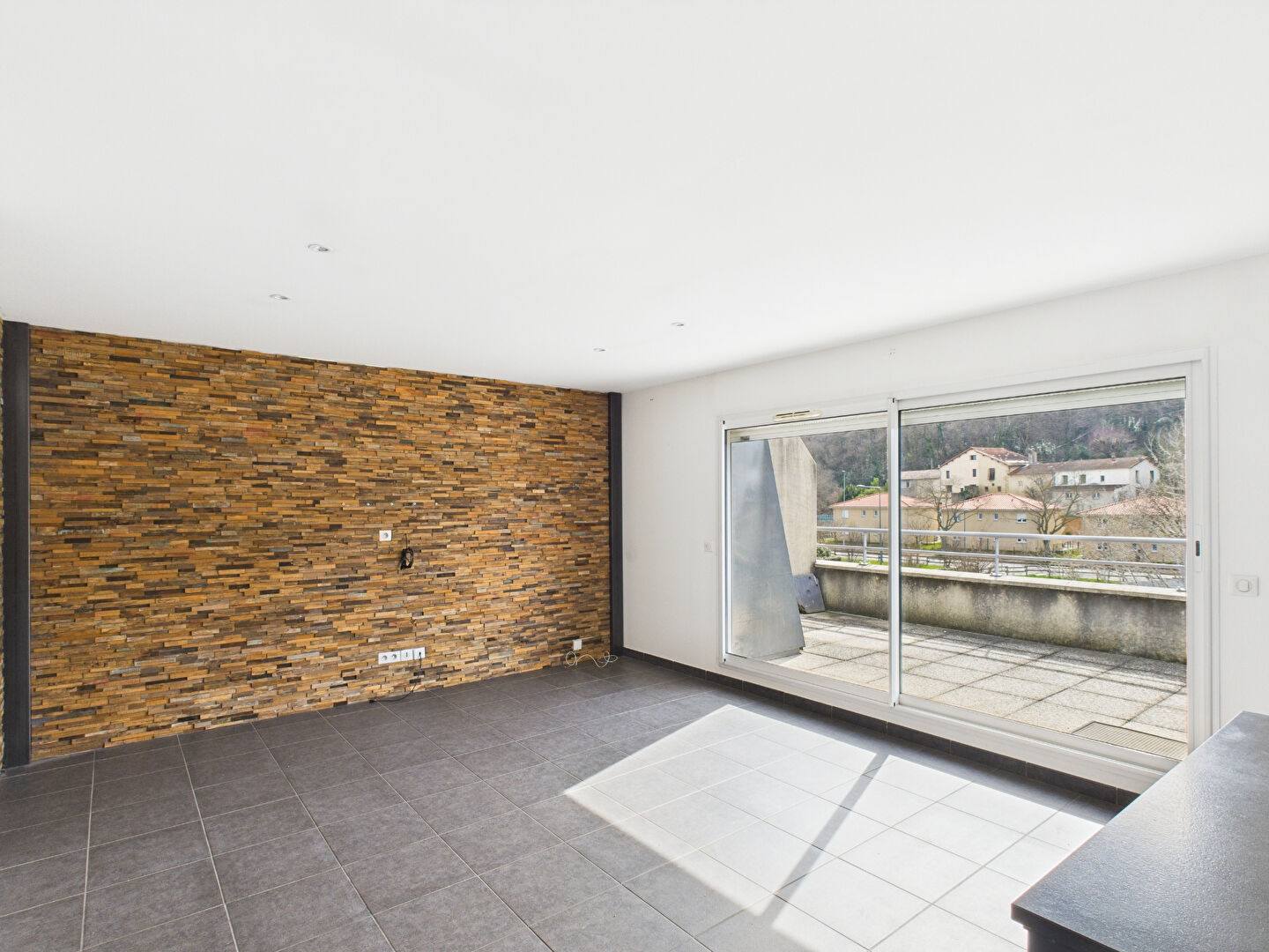Photo APPARTEMENT CLIMATISE !  T3. GRANDE TERRASSE 33m² . GARAGE BOX. CHATEAUVERT 26000 VALENCE image 2/6