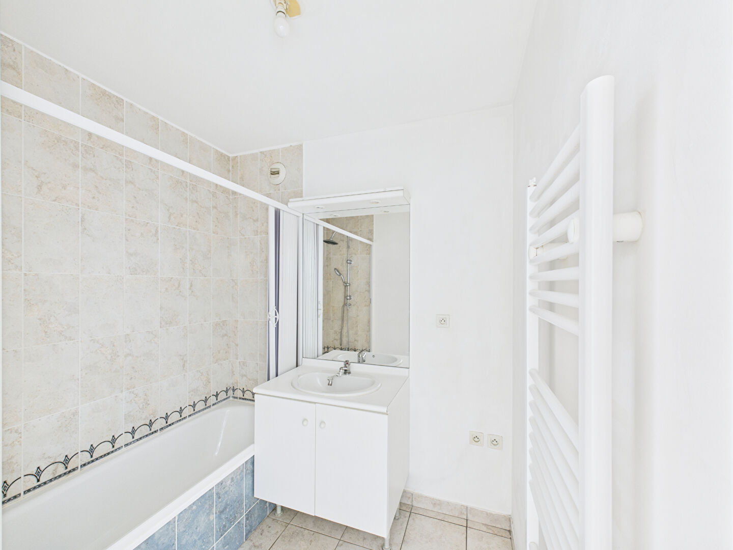 Photo APPARTEMENT T3 EN REZ DE JARDIN AVEC CAVE ET GARAGE DANS RESIDENCE PRISEE AVEC PISCINE SITUE A BOURG LES VALENCE 26500 image 4/6