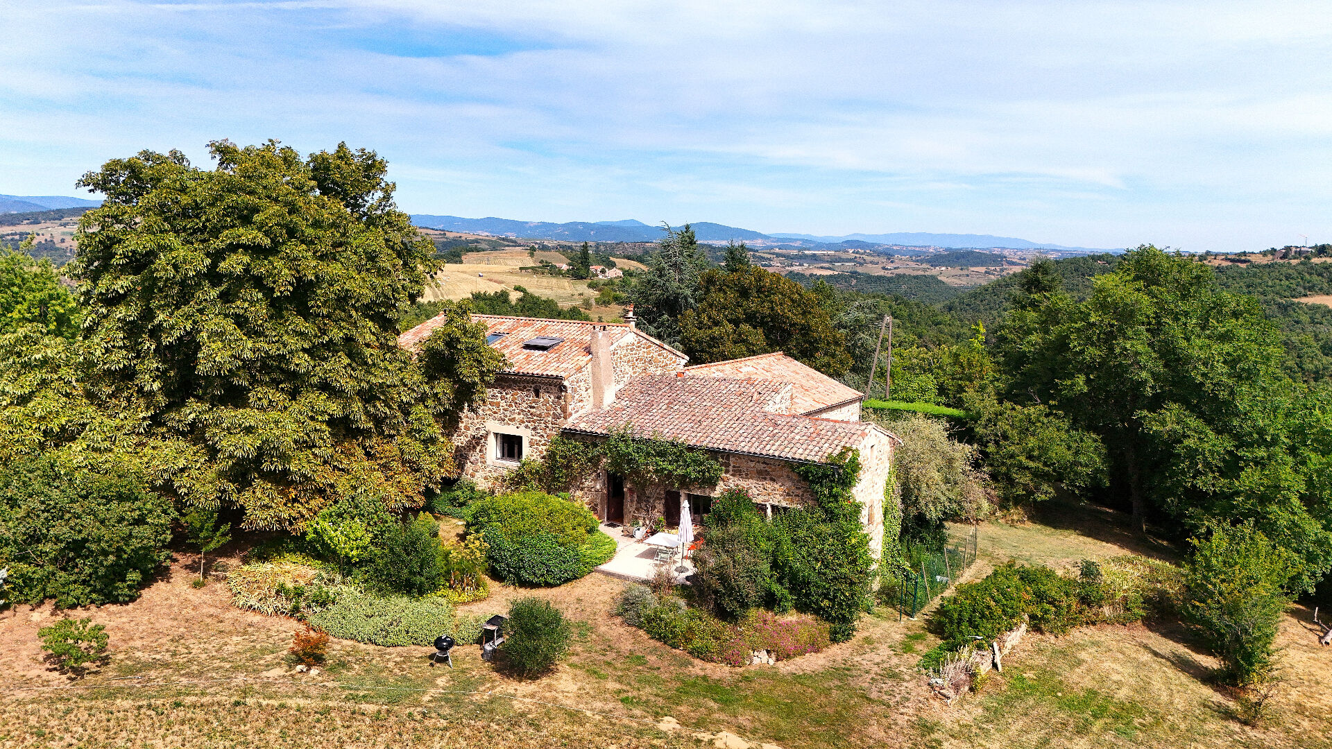 Photo Corps de ferme rénové avec gîte indépendant, piscine et plus d'un hectare de terrain à PLATS image 4/6