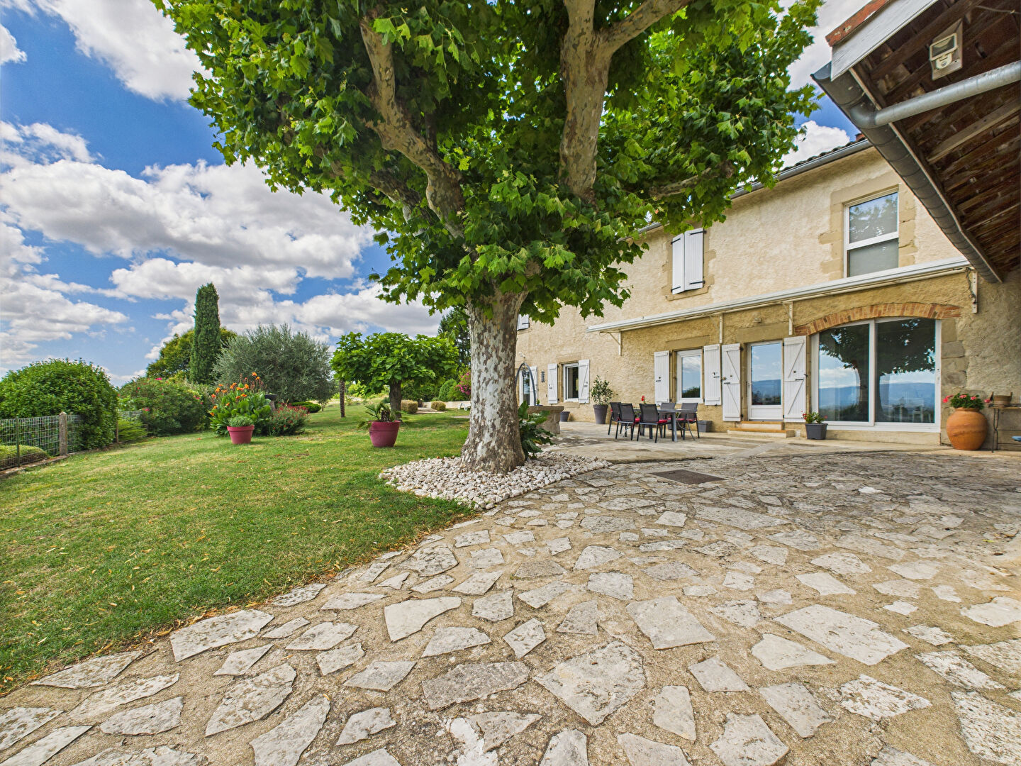 PROCHE GARE TGV ! MAISON STYLE  PROVENCALE 167M² +  2 STUDIOS  SUR  12700 M² ST MARCEL LES VALENCE  26320