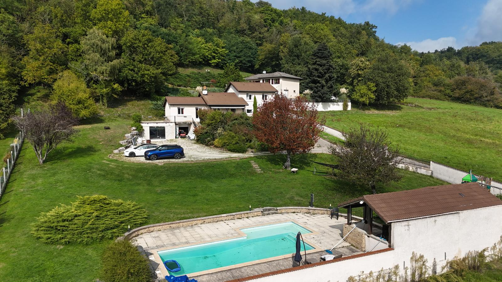 Photo Grande maison familiale avec piscine et 6 chambres, à 20 mn de Bourgoin image 1/6