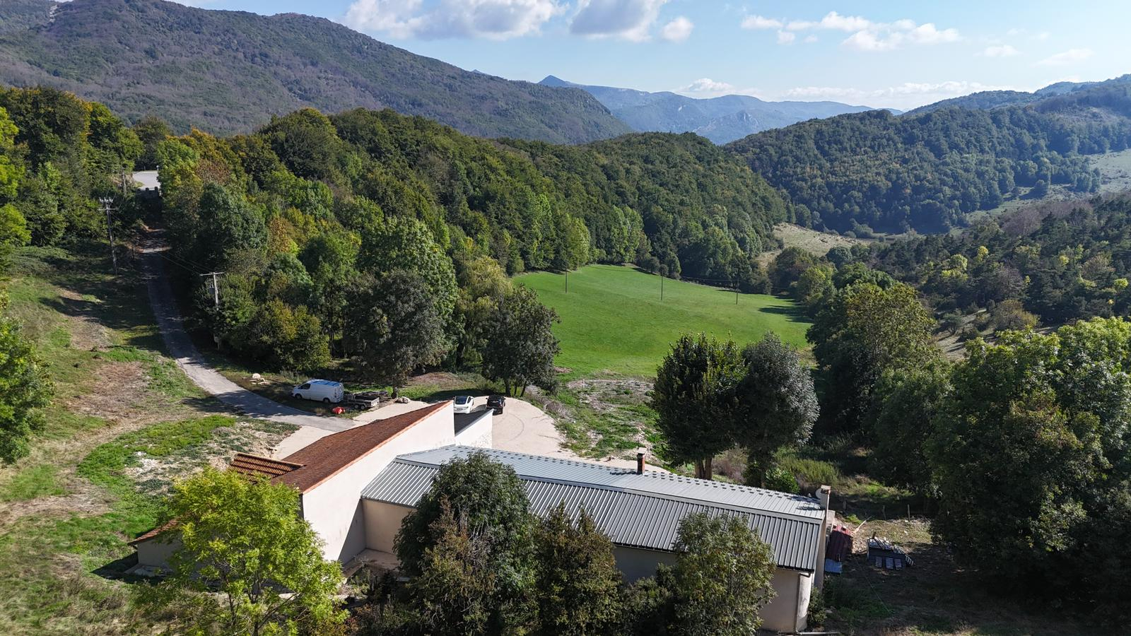 MAISON DE CARACTERE  SUR 2 HECTARES 450m²  AVEC GITES 26120 CHABEUIL