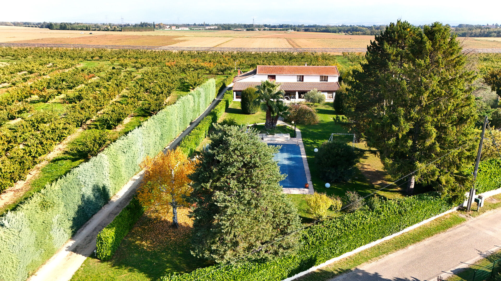 Ancien corps de ferme à Chateauneuf Sur Isere avec piscine et dépendances
