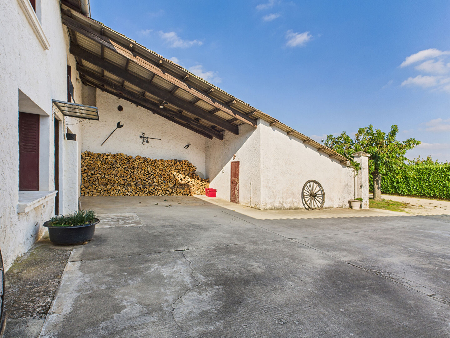 Photo Ancien corps de ferme à Chateauneuf Sur Isere avec piscine et dépendances image 3/6