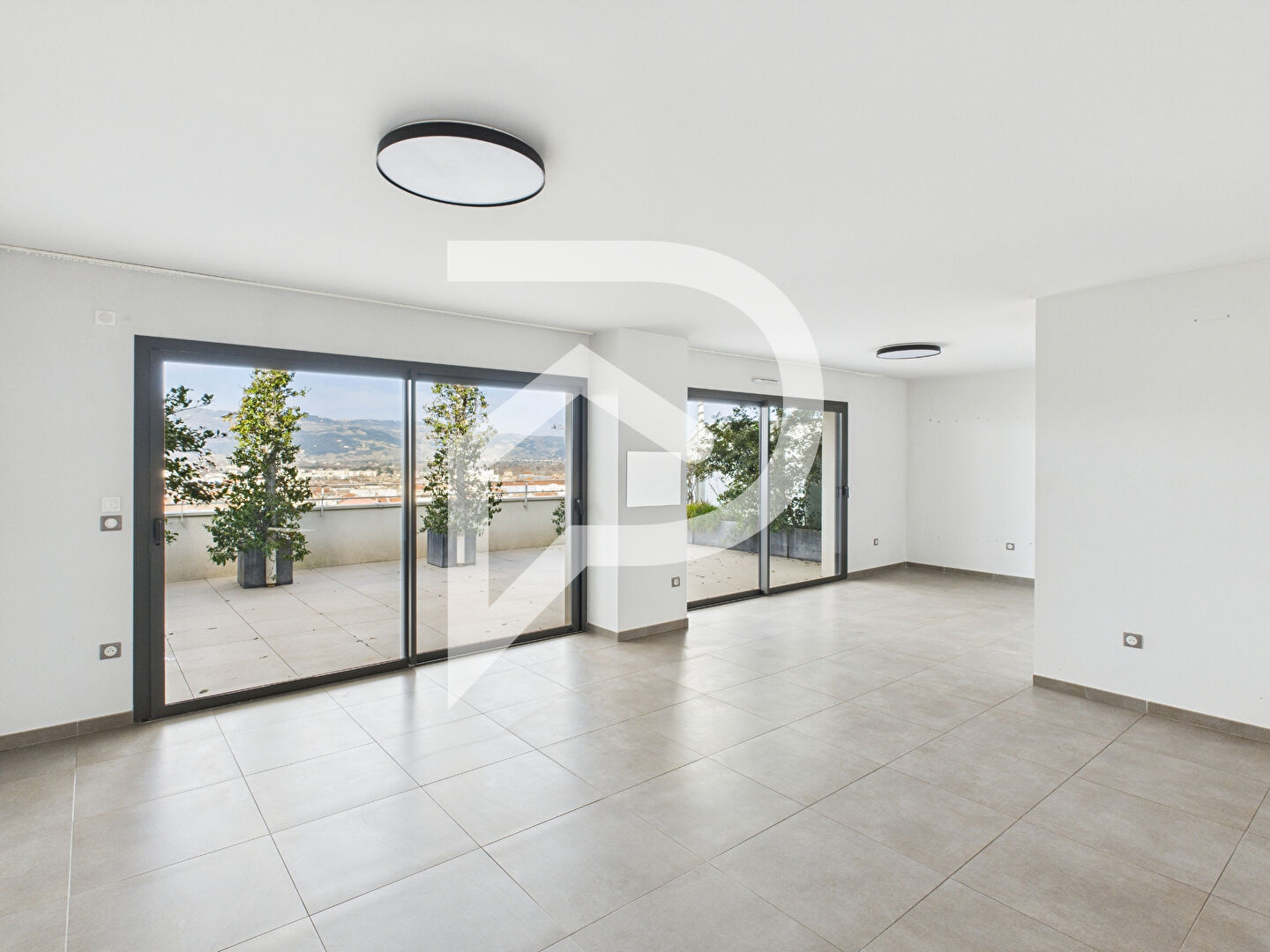 APPARTEMENT  ROOFTOP EN DUPLEX T6 AVEC 3 TERRASSES  2 GARAGES  1 CAVE