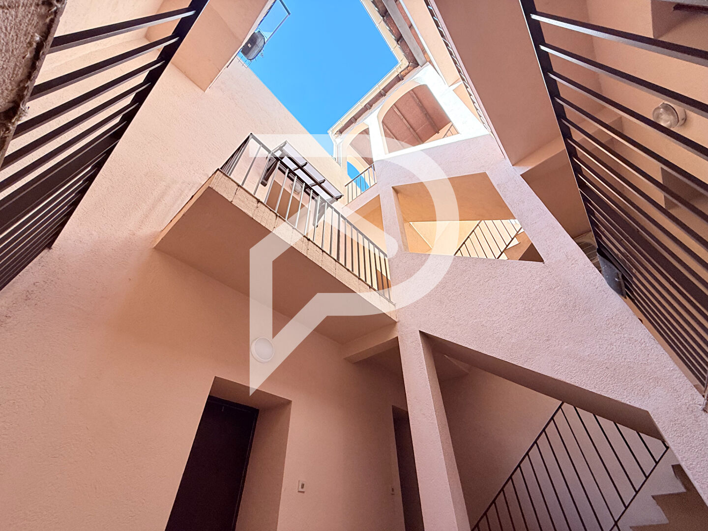 Photo Immeuble de 11 appartements et deux commerces image 3/6