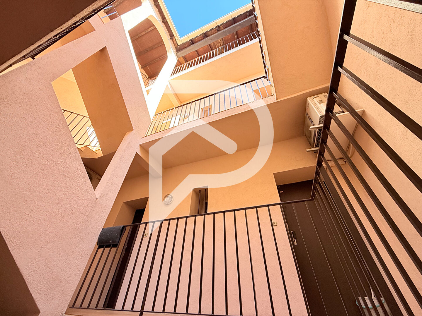 Photo Immeuble de 11 appartements et deux commerces image 4/6