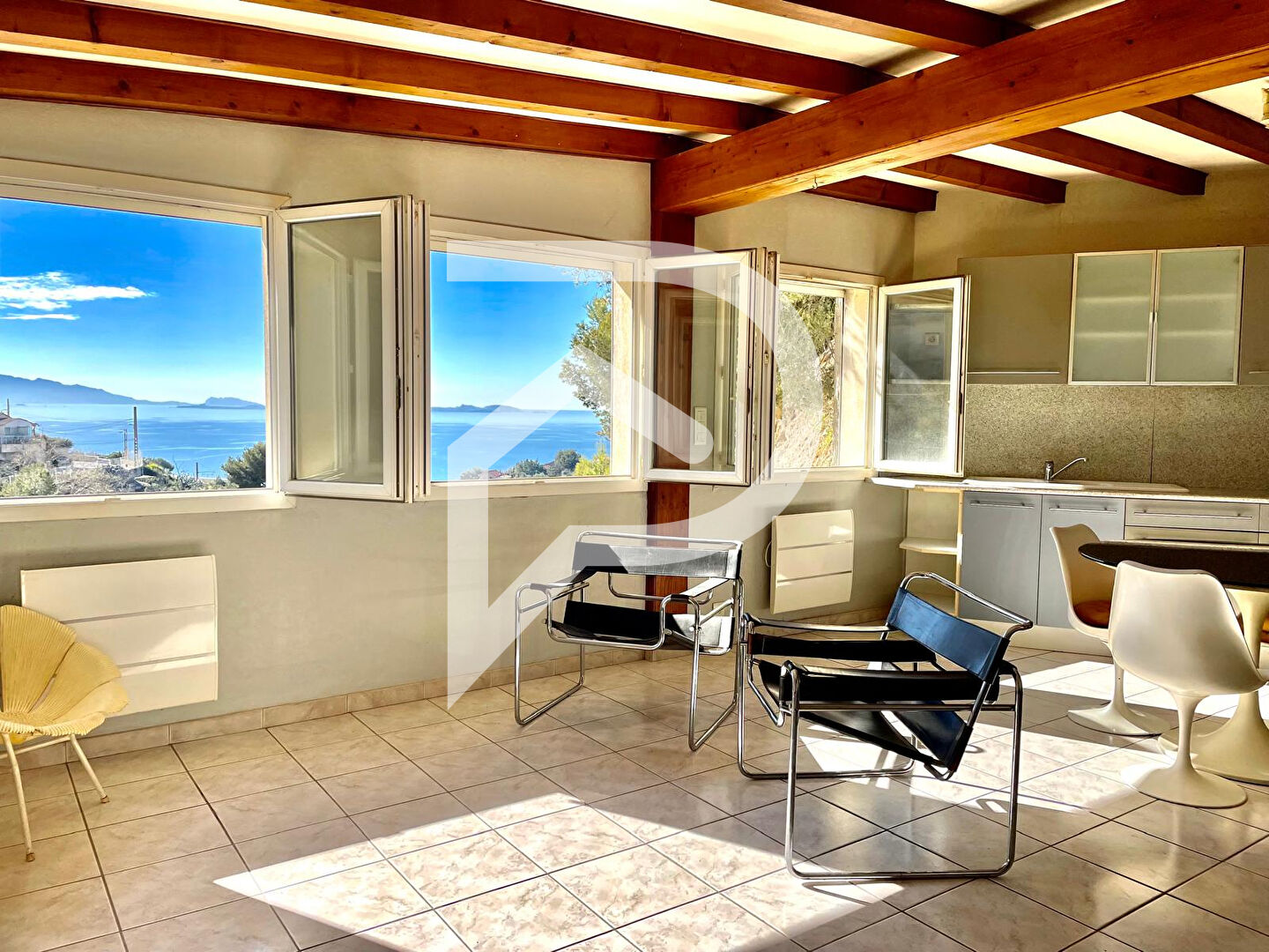 Photo Vue mer, potentiel rare et stationnements.  Appartement atypique T4/5 à l'Estaque (13016) image 3/6