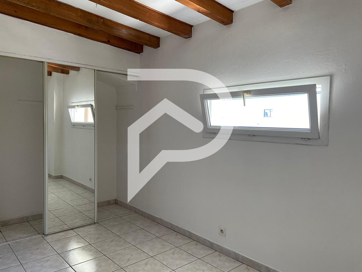 Photo Vue mer, potentiel rare et stationnements.  Appartement atypique T4/5 à l'Estaque (13016) image 5/6