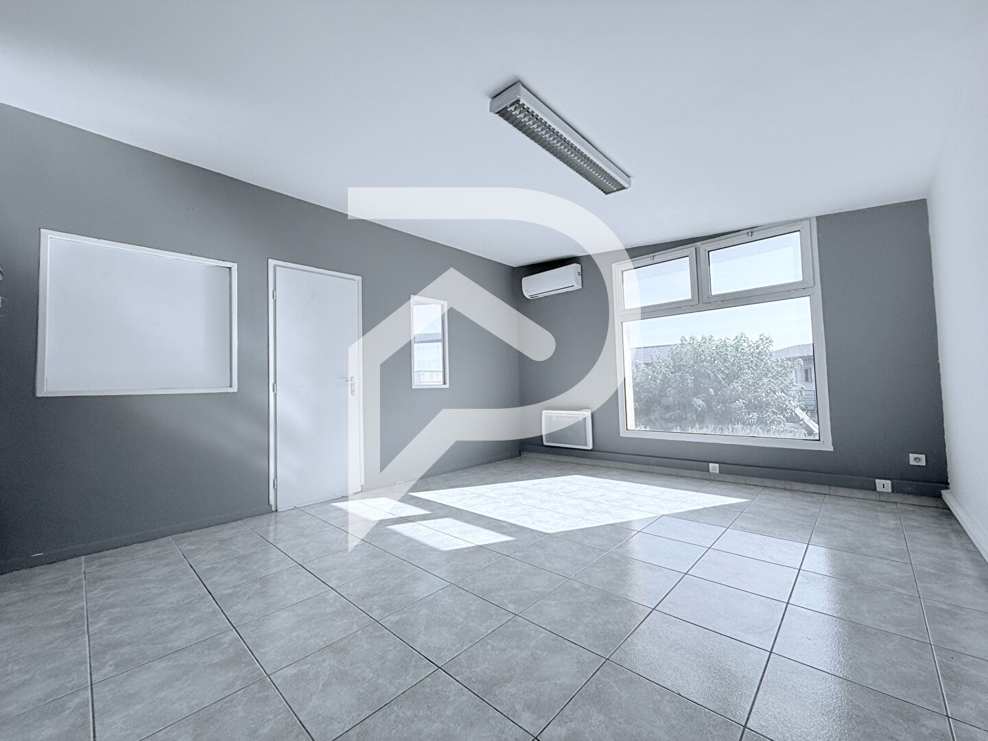 Photo LOCATION 58m2 DE BUREAUX GARDANNE image 2/6