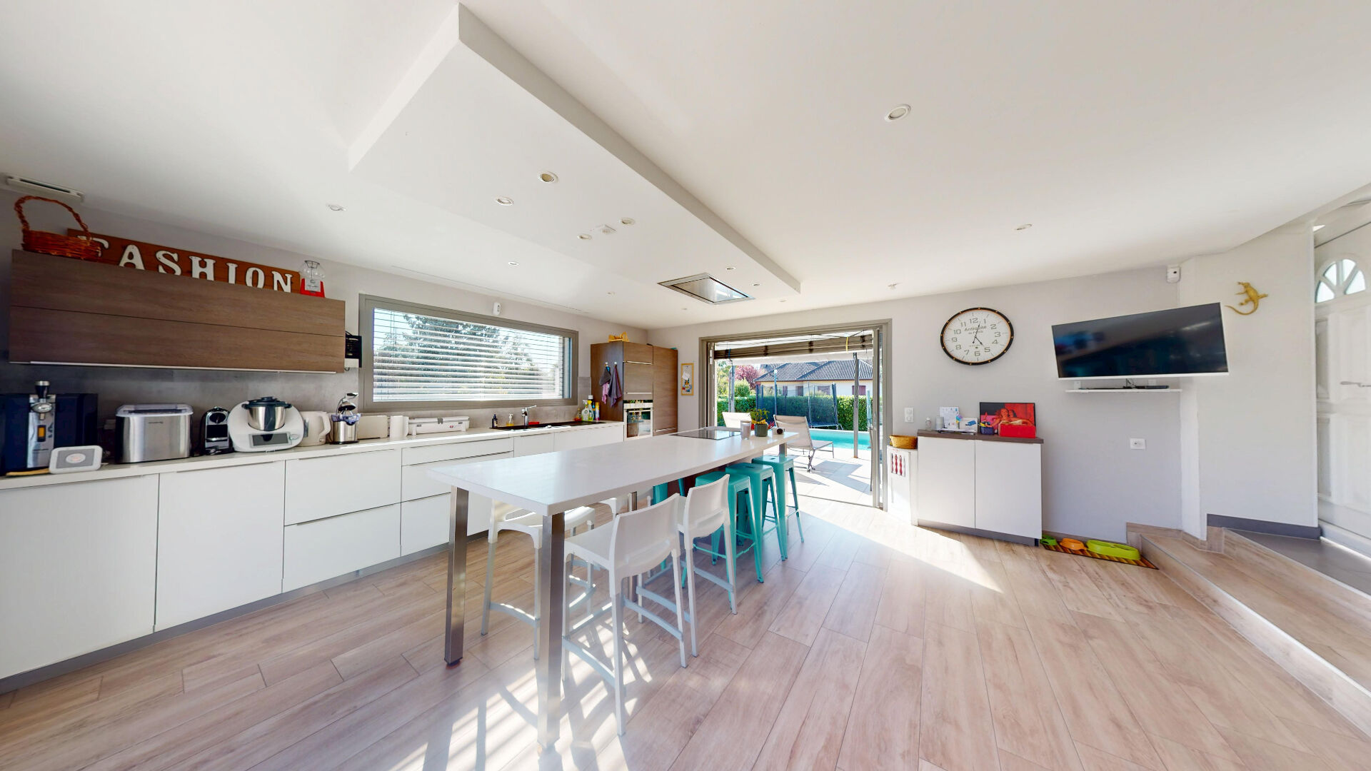 Maison rénovée Avanne-Aveney -  297 m2