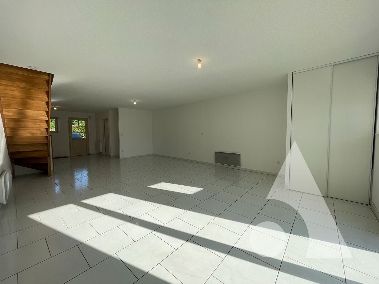 Photo Appartement rénové 117 m² avec terrasse, combles aménageables & garage image 2/6