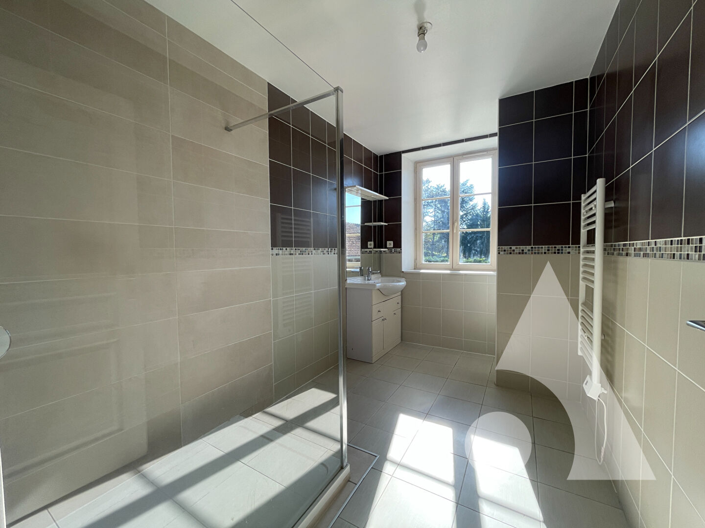 Photo Appartement rénové 117 m² avec terrasse, combles aménageables & garage image 6/6