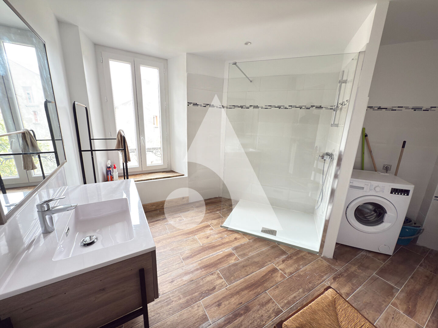 
REMOLLON - MAISON RÉNOVÉE AVEC DEUX APPARTEMENTS T2 INDÉPENDANTS + GRANDE CAVE
