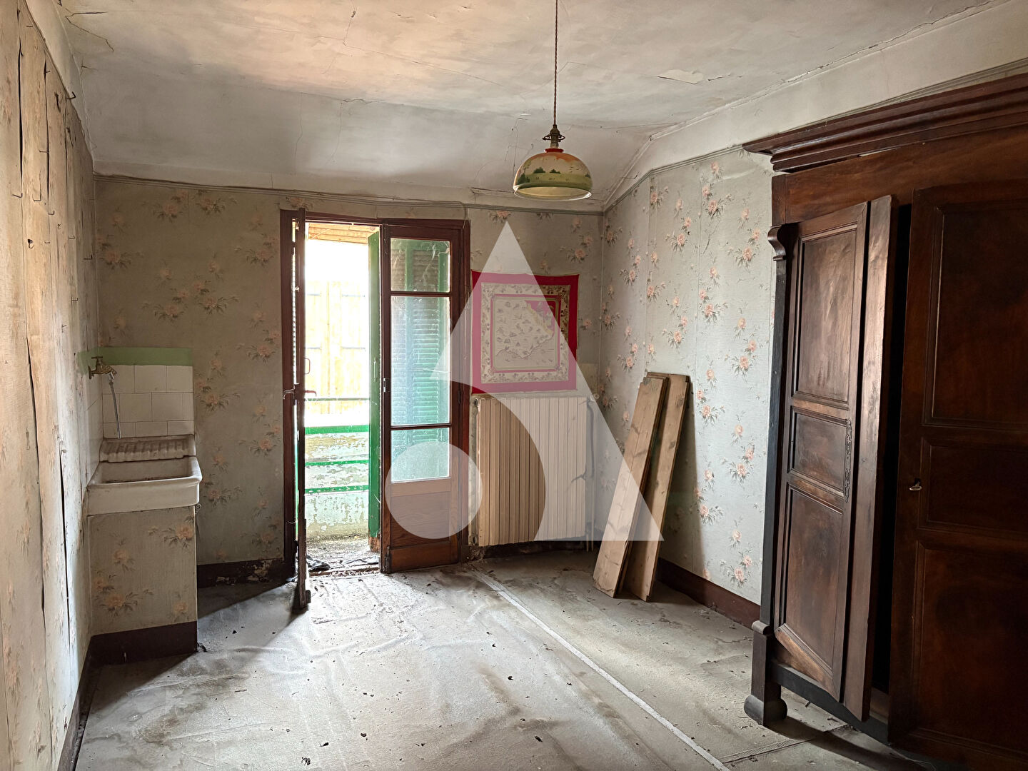 
Immeuble Gap avec local commercial lou&eacute; et habitations &agrave; r&eacute;nover !
