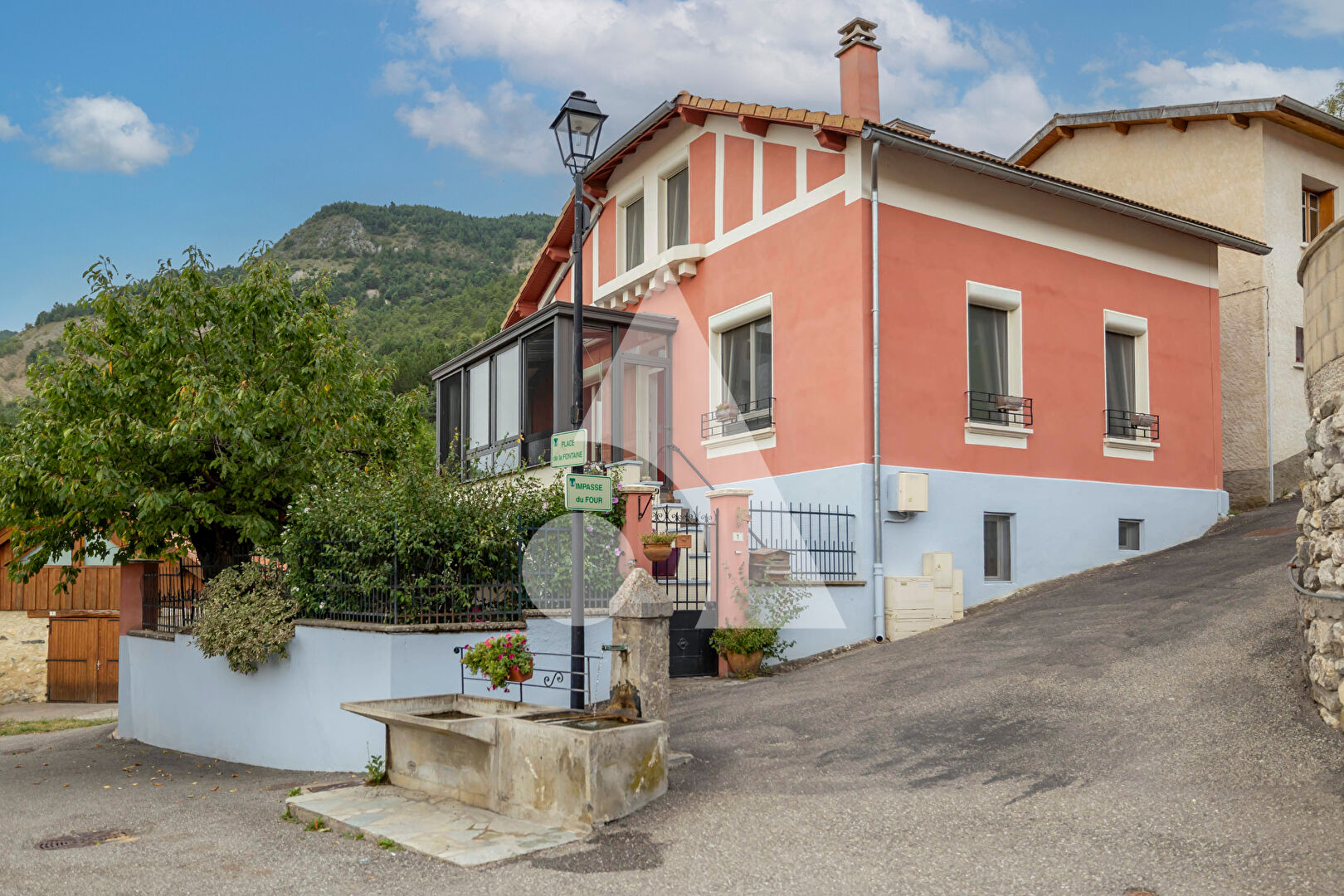 
À vendre - Maison de charme rénovée avec goût (1936) - Esparron (05110)
