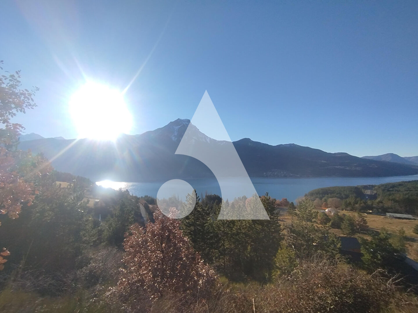 
Terrain  d'environ 1 143 m&sup2; sur Savines-le-Lac.
