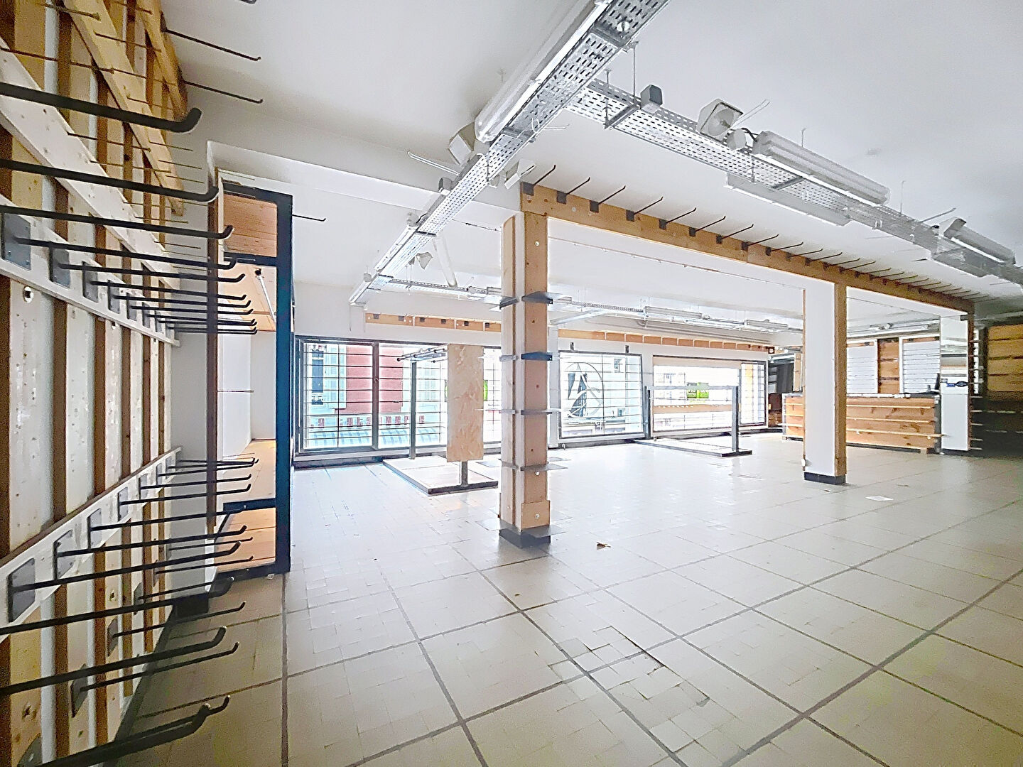 
LOCAL PROFESSIONNEL DE GRANDE SURFACE  (environ 362 m2) CENTRE-VILLE GAP
