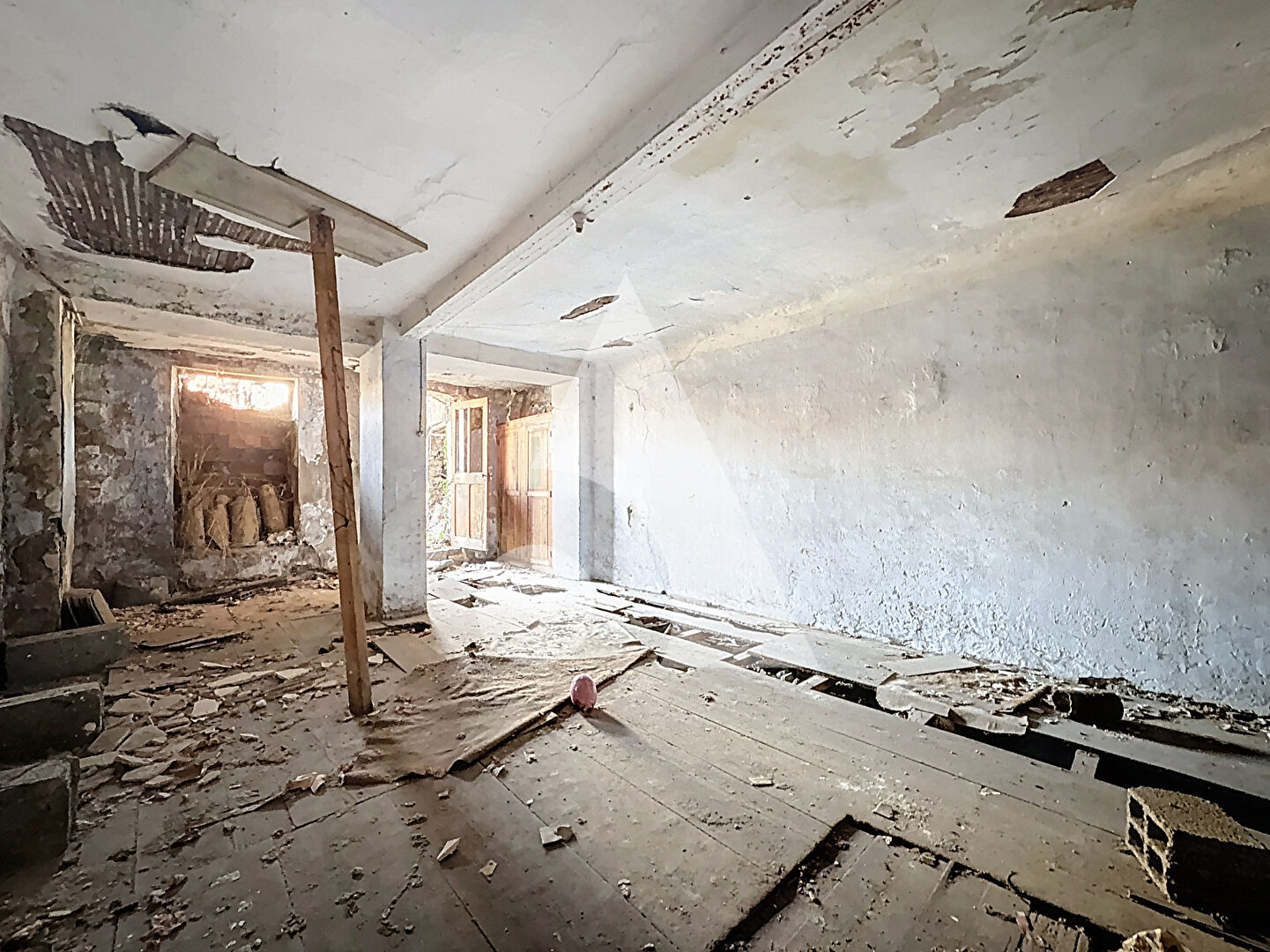 
Maison &agrave; r&eacute;nover ? Centre-ville de Gap, rue Carnot ? Fort potentiel investisseur ou r&eacute;sidence principale
