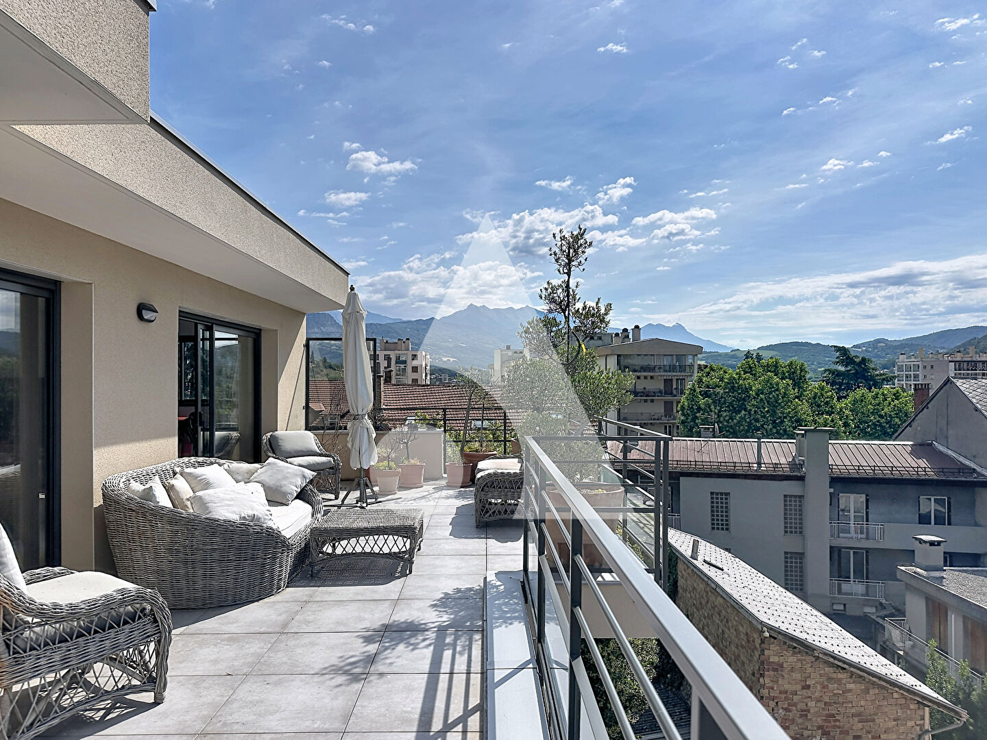 
Appartement Gap 4 pi&egrave;ces - grande terrasse - Double garage et parking priv&eacute; !
