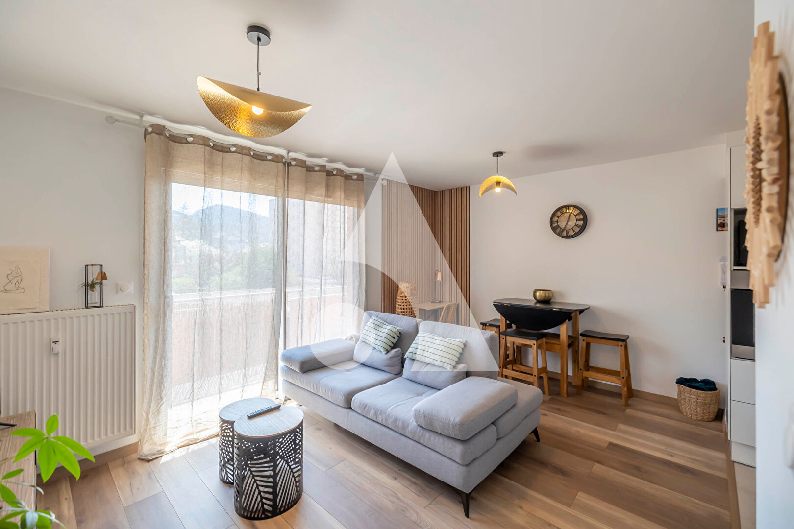 
Appartement 2 pi&egrave;ce(s) MAGNIFIQUEMENT RENOVE !
