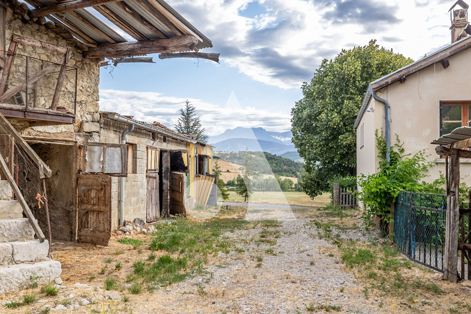 
SIGOTTIER (05700) - Corps de ferme &agrave; r&eacute;nover avec fort potentiel
