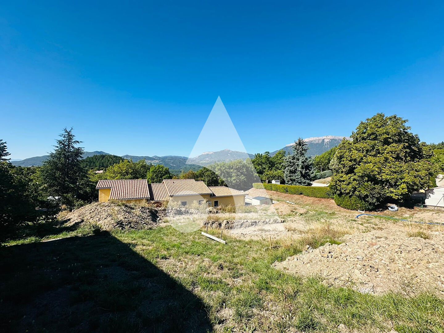 
Ch&acirc;teauvieux (05000) - Magnifique terrain constructible de 786 m&sup2; avec vue exceptionnelle sur C&eacute;&uuml;se !

