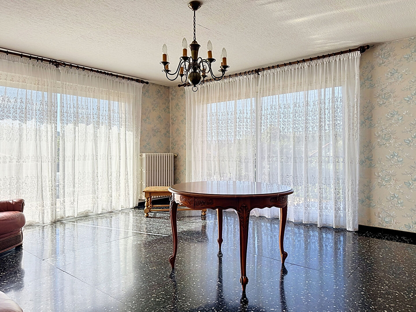 
Maison familiale de 151.25 m&sup2; avec grand rez-de-chauss&eacute;e, terrain plat de 1 228 m&sup2; et vue montagnes !
