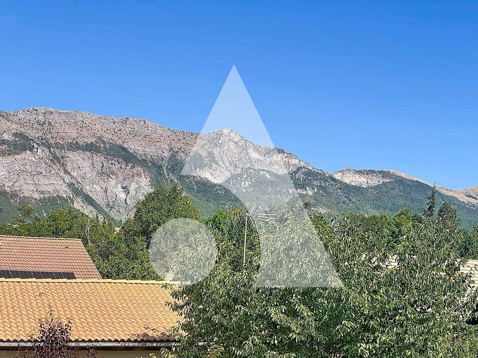 
Maison familiale Type 7 de 151.25 m&sup2; avec grand rez-de-chauss&eacute;e, terrain plat de 1 228 m&sup2; et vue montagnes !
