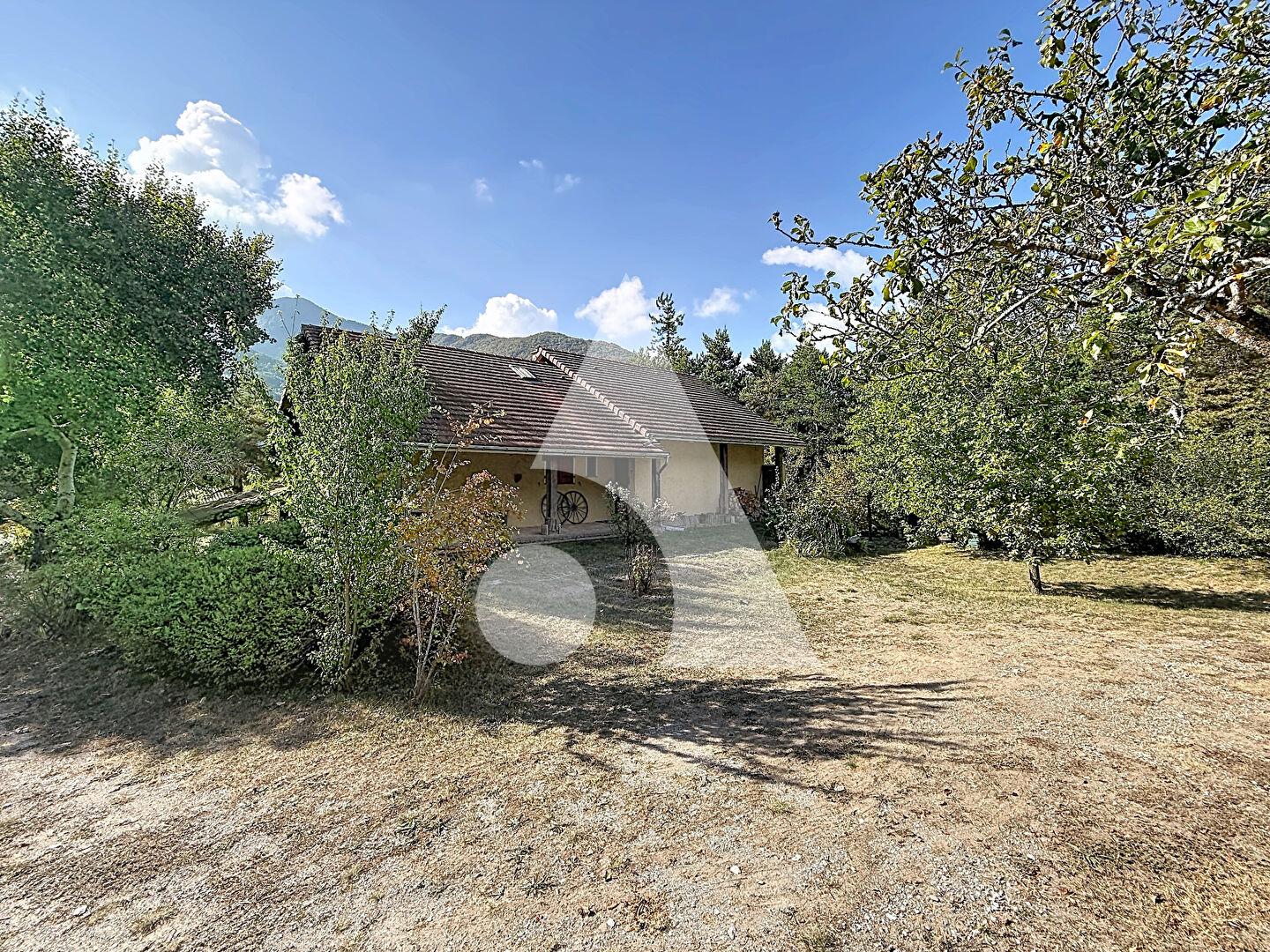 
&Agrave; VENDRE - MAISON FAMILIALE AVEC GRAND TERRAIN - LA ROCHE-DES-ARNAUDS !
