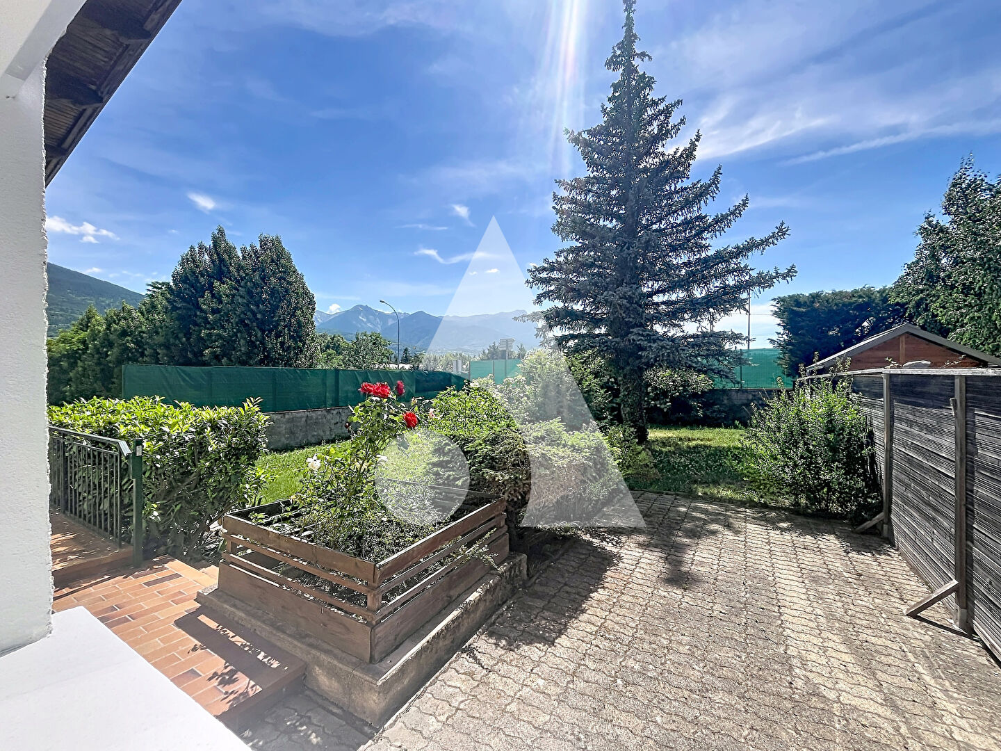 
Duplex d'exception r&eacute;nov&eacute; avec jardin &agrave; Embrun

