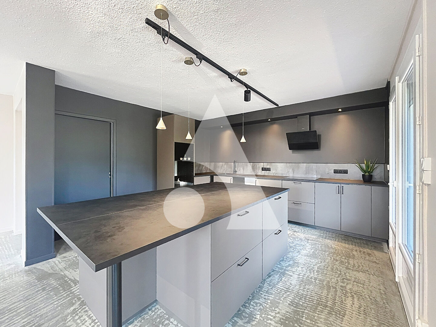 
Duplex d'exception r&eacute;nov&eacute; avec jardin &agrave; Embrun
