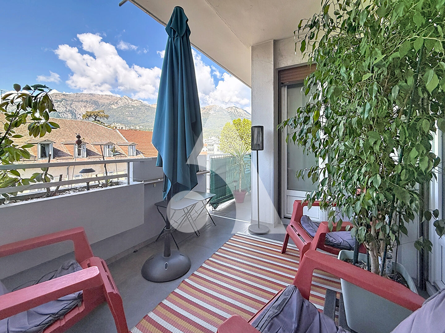 
Appartement 4 pi&egrave;ces de 84 m&sup2; avec terrasse et cave
