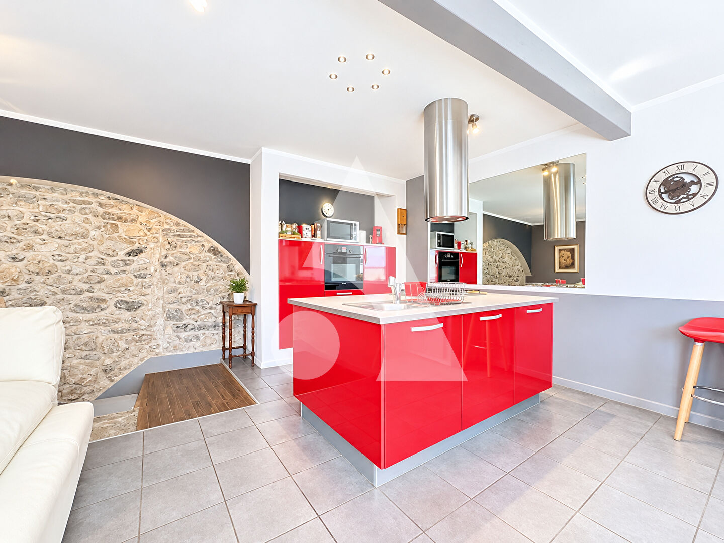 
Maison ancienne de caract&egrave;re avec double garage et beau potentiel - La Saulce (05) !
